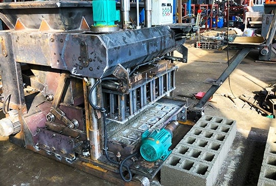 https://www.staging.block-machine.net/wp-content/uploads/2019/06/Mobile-Block-Making-Machine-3.jpg