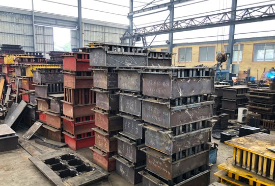 https://www.staging.block-machine.net/wp-content/uploads/2019/09/5-Automatic-Brick-Making-Machine-Block-Mould.jpg