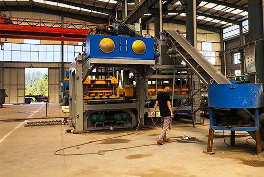https://www.staging.block-machine.net/wp-content/uploads/2021/02/Hydraulic-concrete-block-Making-Machine-Factory-5.jpg