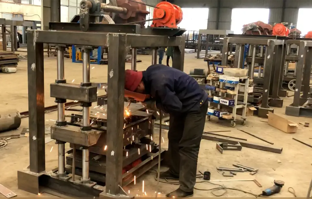 The mould is welded onto the machine frame