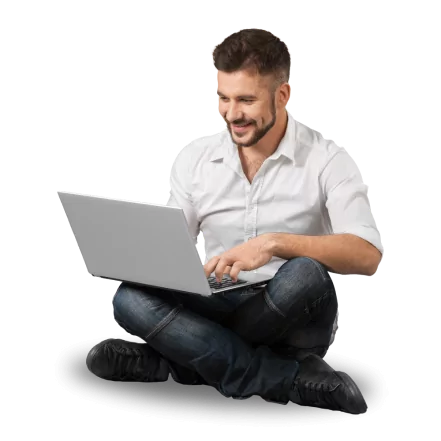 Парень сидит с ноутбуком на коленях